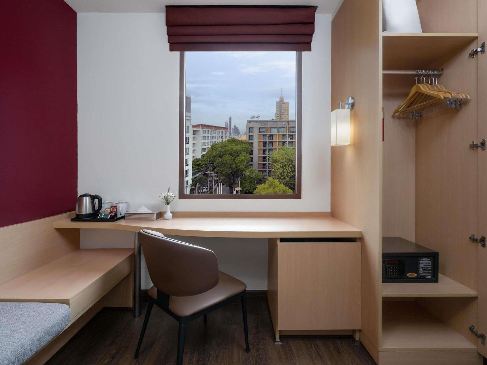 Quarto com 2 Camas de Solteiro e Vista do Rio